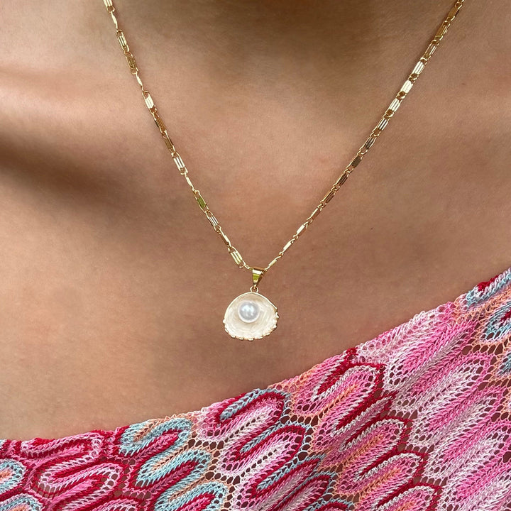Meribella Shell Pendant Necklace